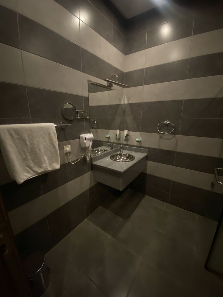 180 Degrees Hotel Almalqa Junior Suite 8