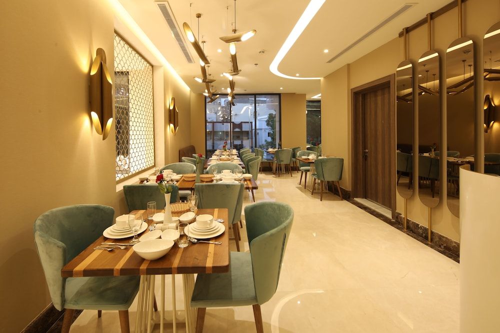 undefined Gladiolus Hotel 7