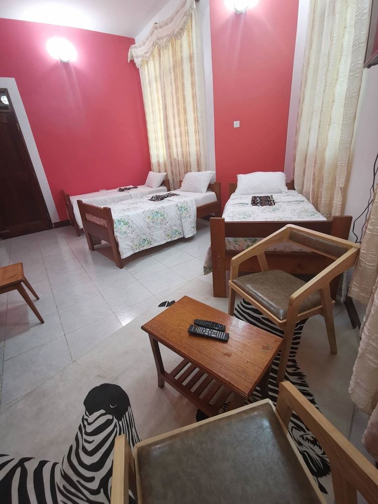 Mama Thea Homes - Hostel Triple Room, 3 Twin Beds 3