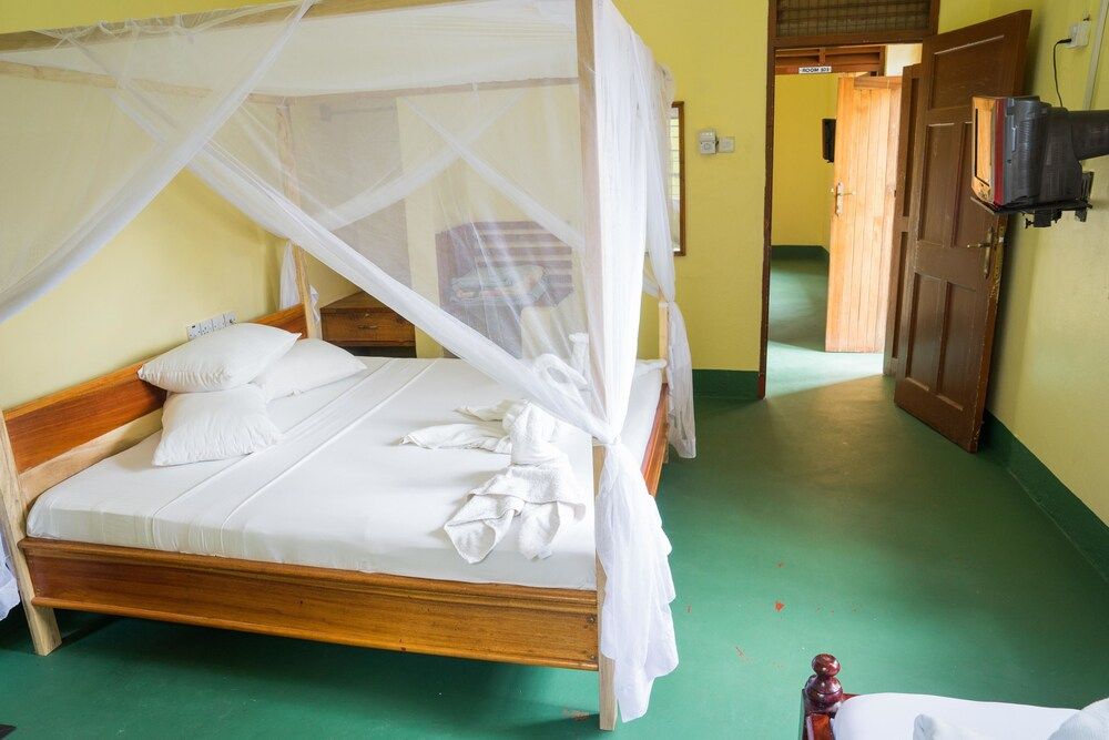 Basic Single Room, Shared Bathroom