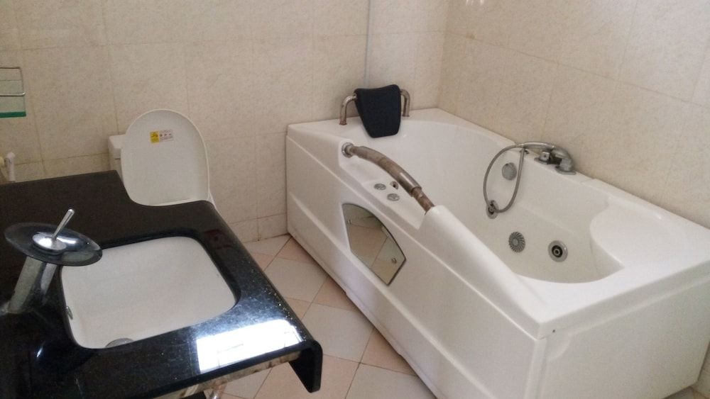 The Heron Court Boutique Hotel Deluxe Double Room 8