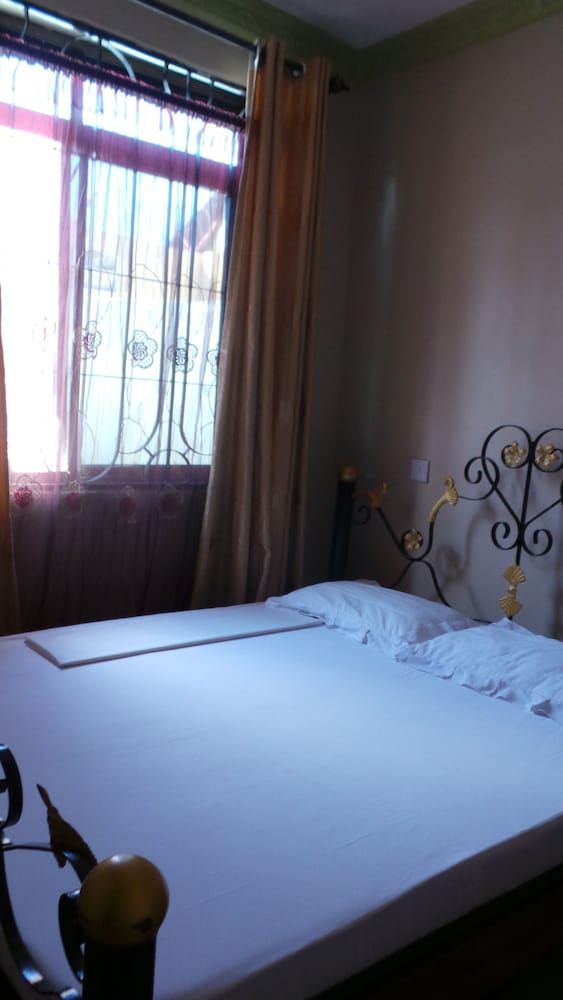 undefined Bush Route Hotel 8