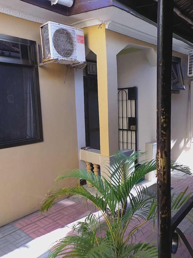 undefined Bush Route Hotel