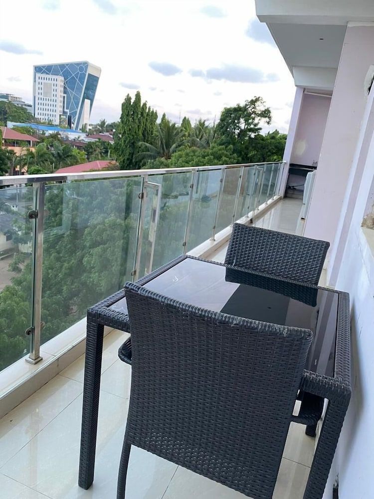 Lamada Apartments Executive Loft 8