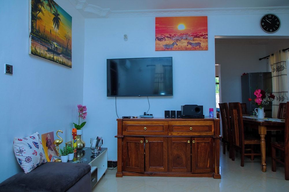 Dar es Salaam-sleeps8-parking-garden-pet Friendly Villa 10