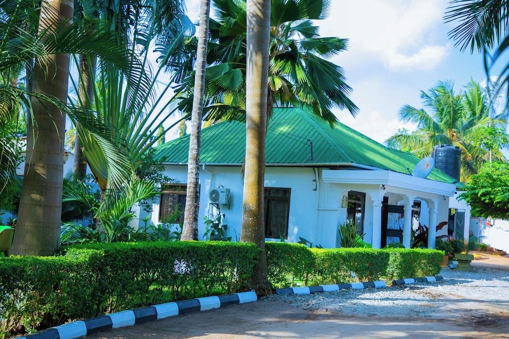 undefined Dar es Salaam-sleeps8-parking-garden-pet Friendly 6