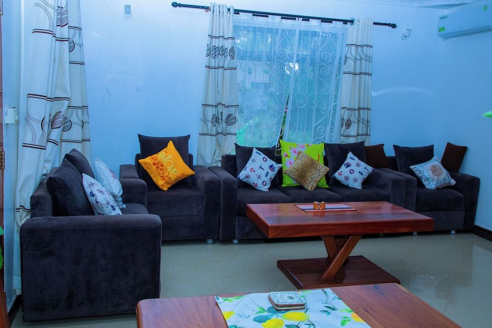 Dar es Salaam-sleeps8-parking-garden-pet Friendly Villa 9