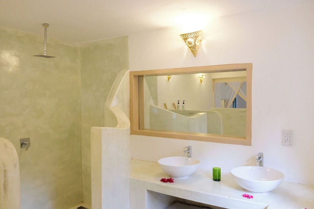 Sharazad Oasis Retreat Deluxe Bungalow, 2 Bedrooms, Beach View 4