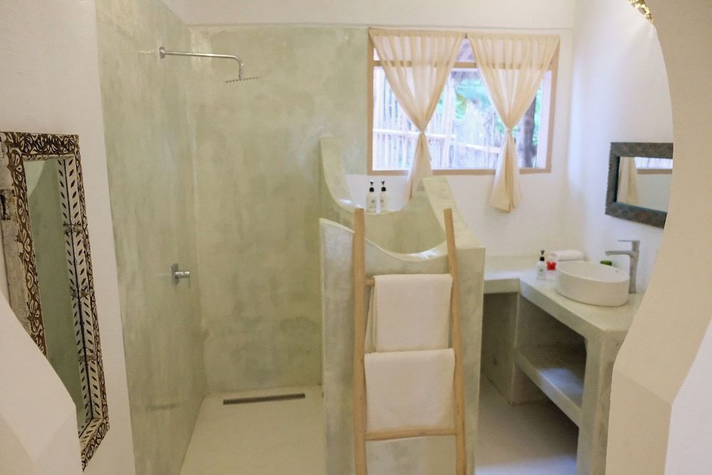 Sharazad Oasis Retreat Deluxe Bungalow, 2 Bedrooms, Beach View 3