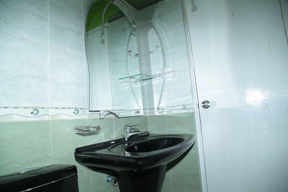 Goodwill Lanka Cottage - Hostel Deluxe Quadruple Room with Private Bathroom 5