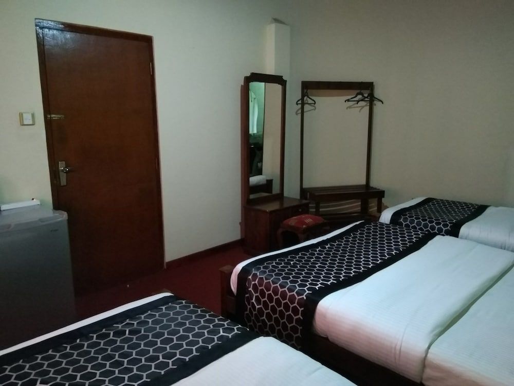 Goodwill Lanka Cottage - Hostel Deluxe Quadruple Room with Private Bathroom 2