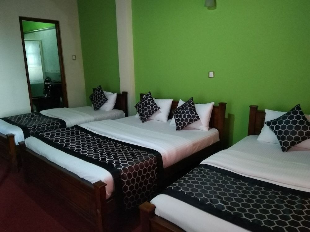 Goodwill Lanka Cottage - Hostel Deluxe Quadruple Room with Private Bathroom 6