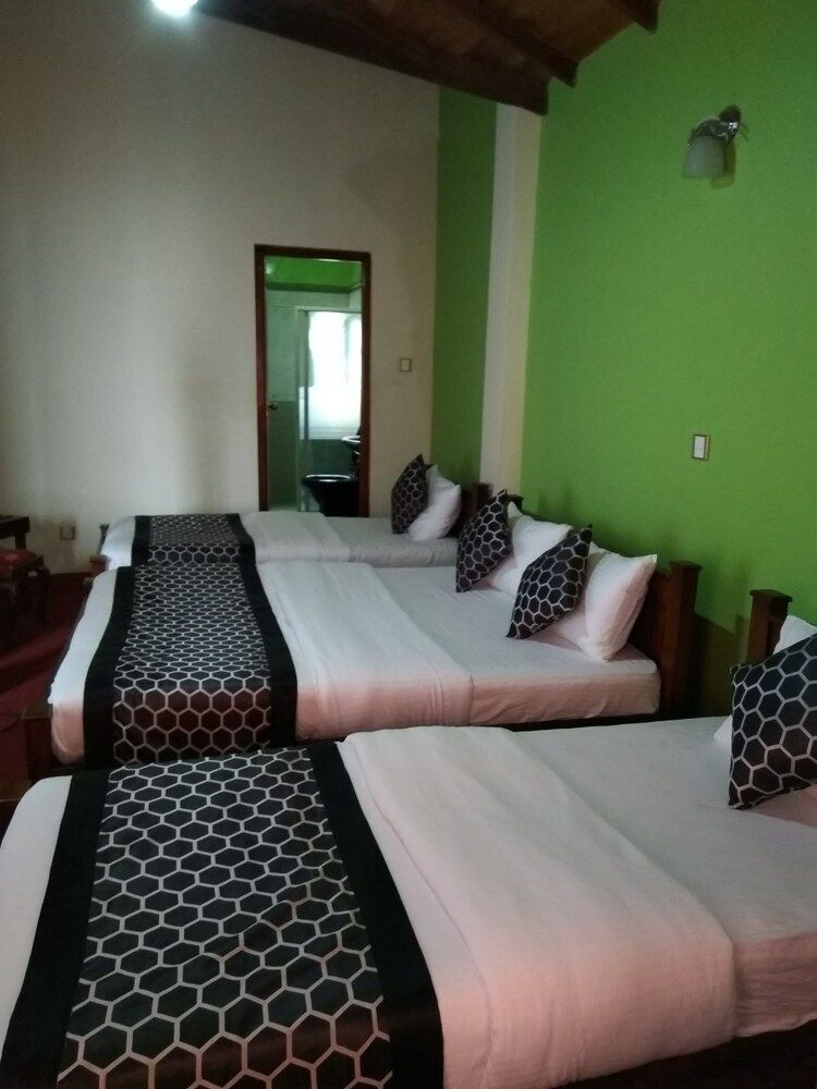 Goodwill Lanka Cottage - Hostel Deluxe Quadruple Room with Private Bathroom