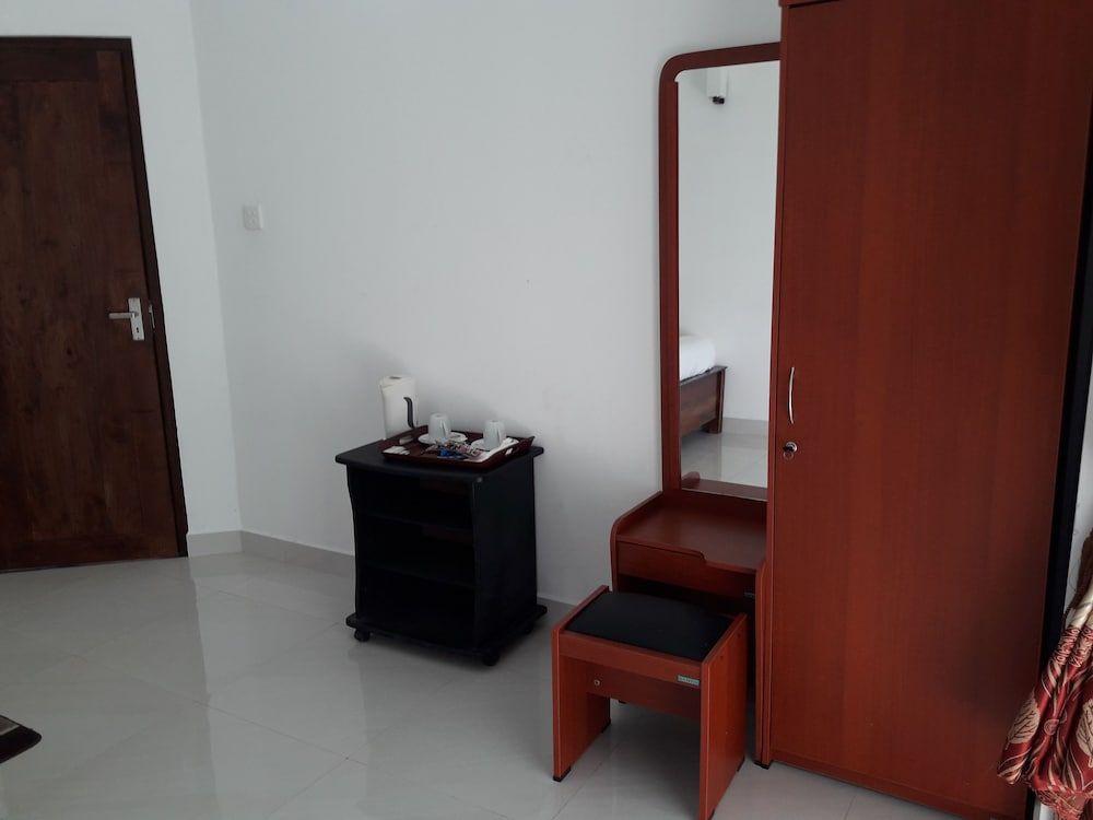 undefined Silver Candy Inn 7