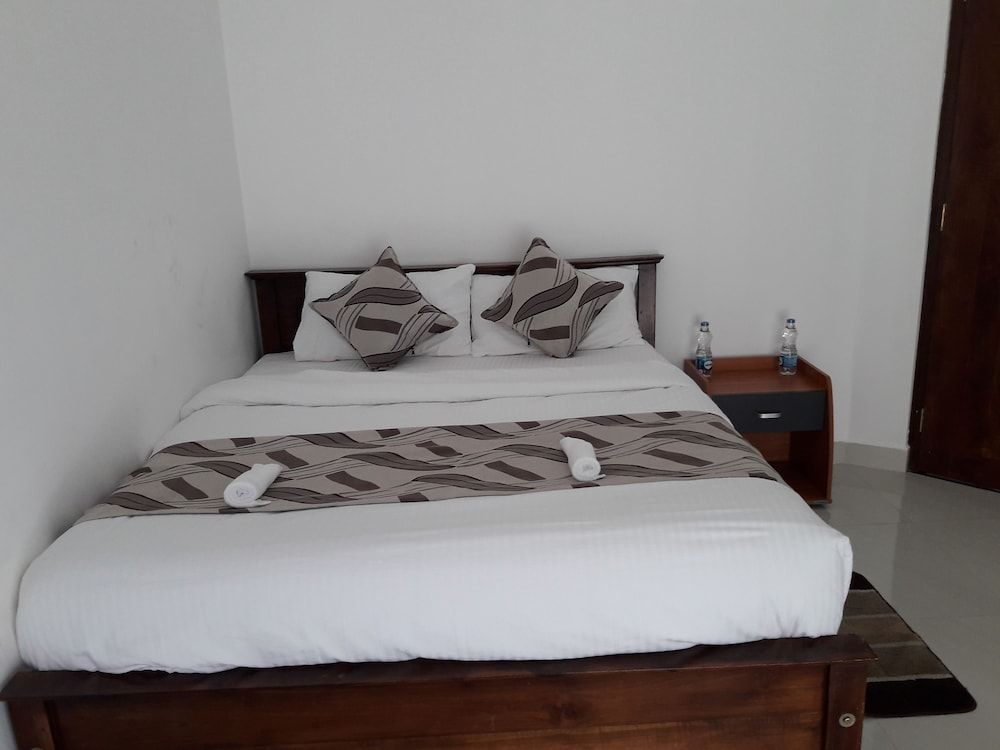 undefined Silver Candy Inn 6