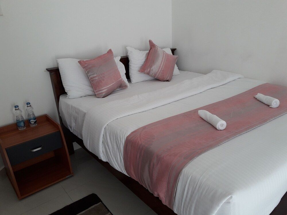 undefined Silver Candy Inn 3