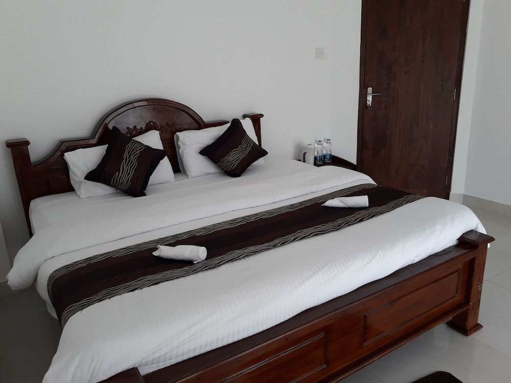 undefined Silver Candy Inn 4