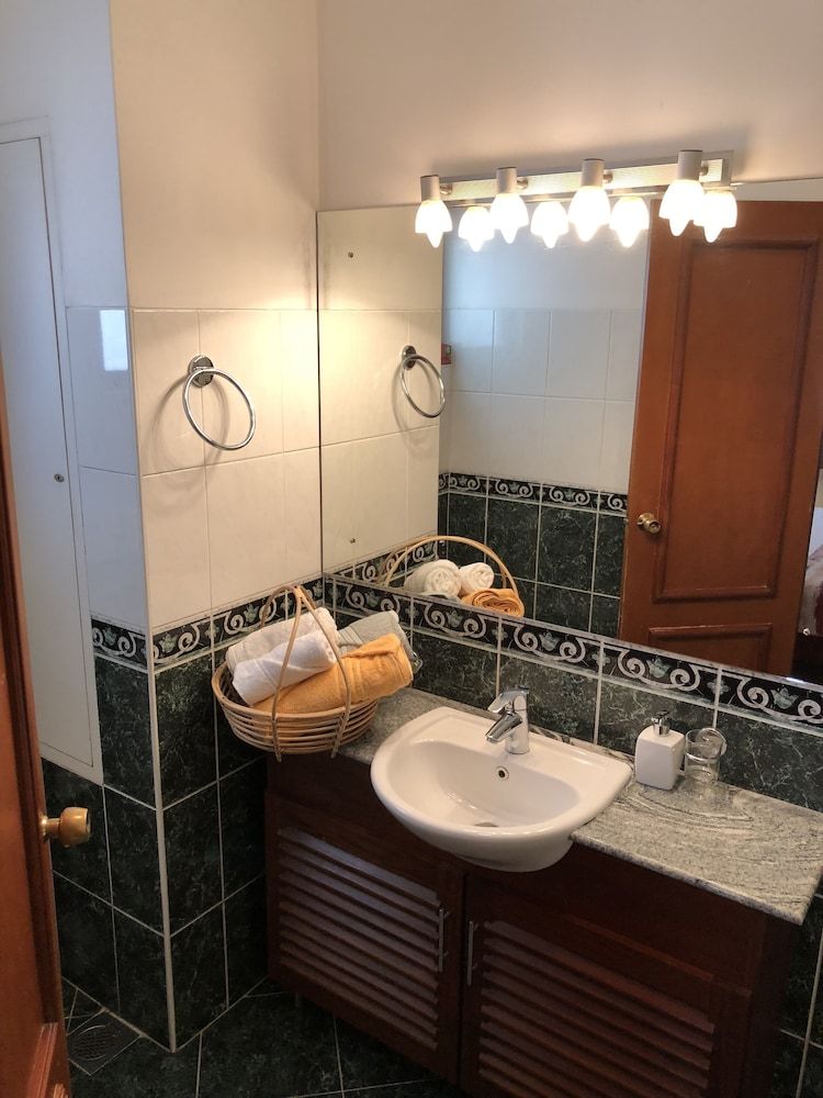 Hedges Court Residencies Town Hall-2 Room 3 Bed Apartment Luxury Apartment, 2 Bedrooms, Non Smoking 5