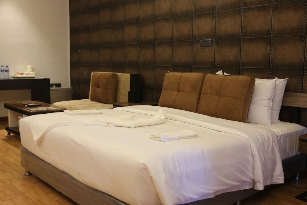 Kestrels Colombo Junior Suite, 1 King Bed, Balcony, City View