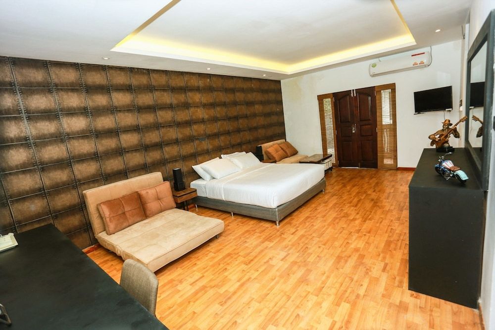 Kestrels Colombo Junior Suite, 1 King Bed, Balcony, City View 3