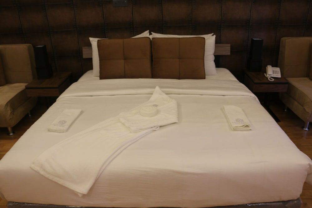 Kestrels Colombo Junior Suite, 1 King Bed, Balcony, City View 2