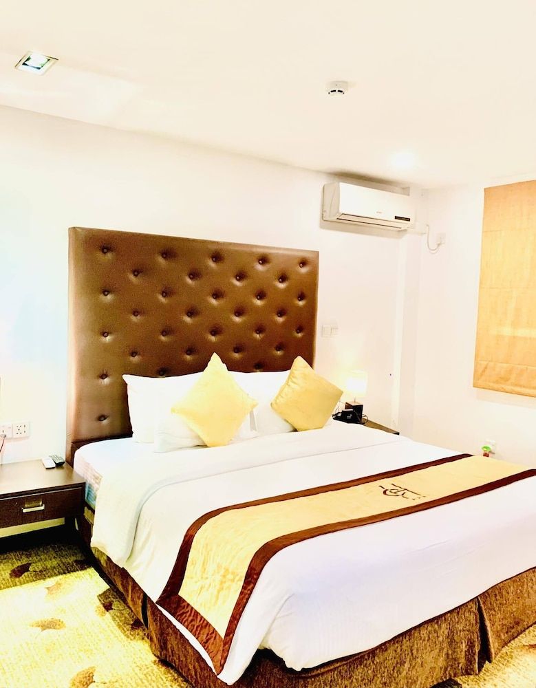 undefined City Hotel Colombo 02 6