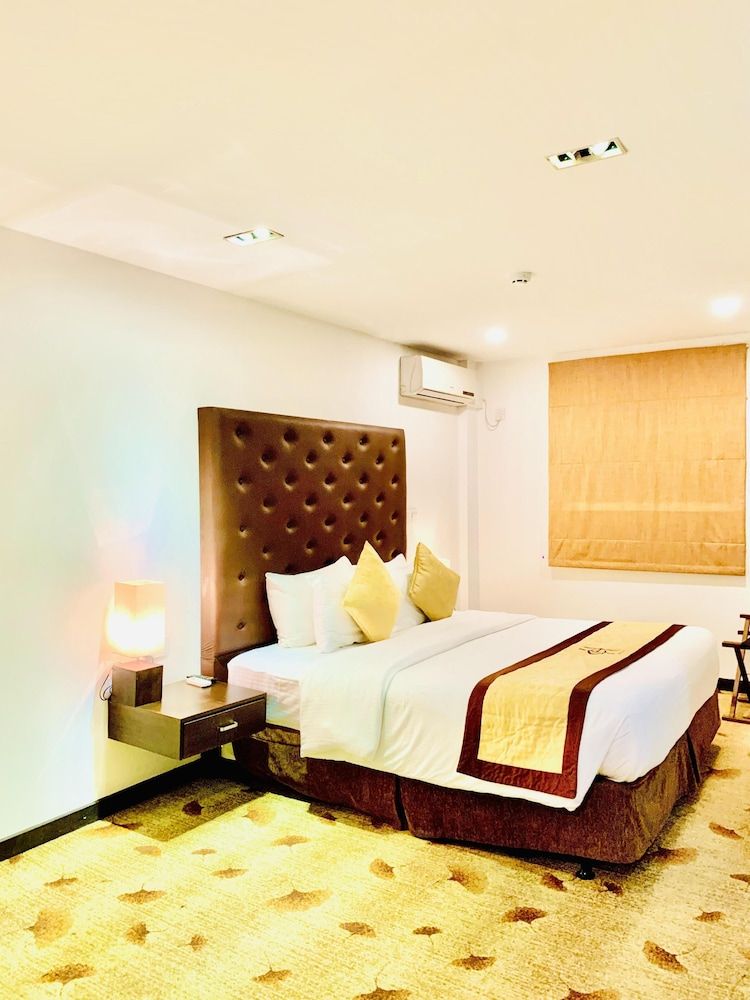undefined City Hotel Colombo 02 9