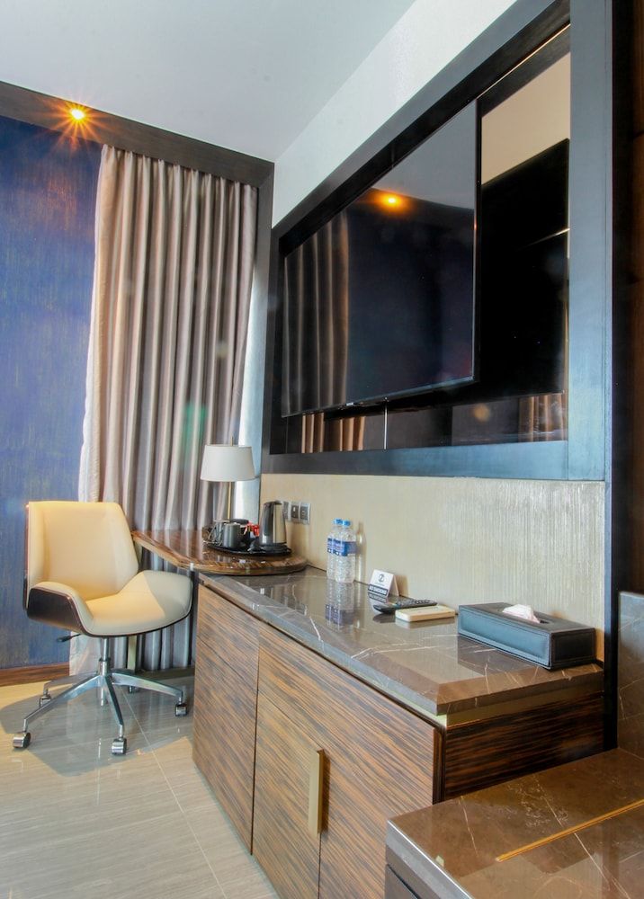 Zest Metropole Deluxe Double Room 14