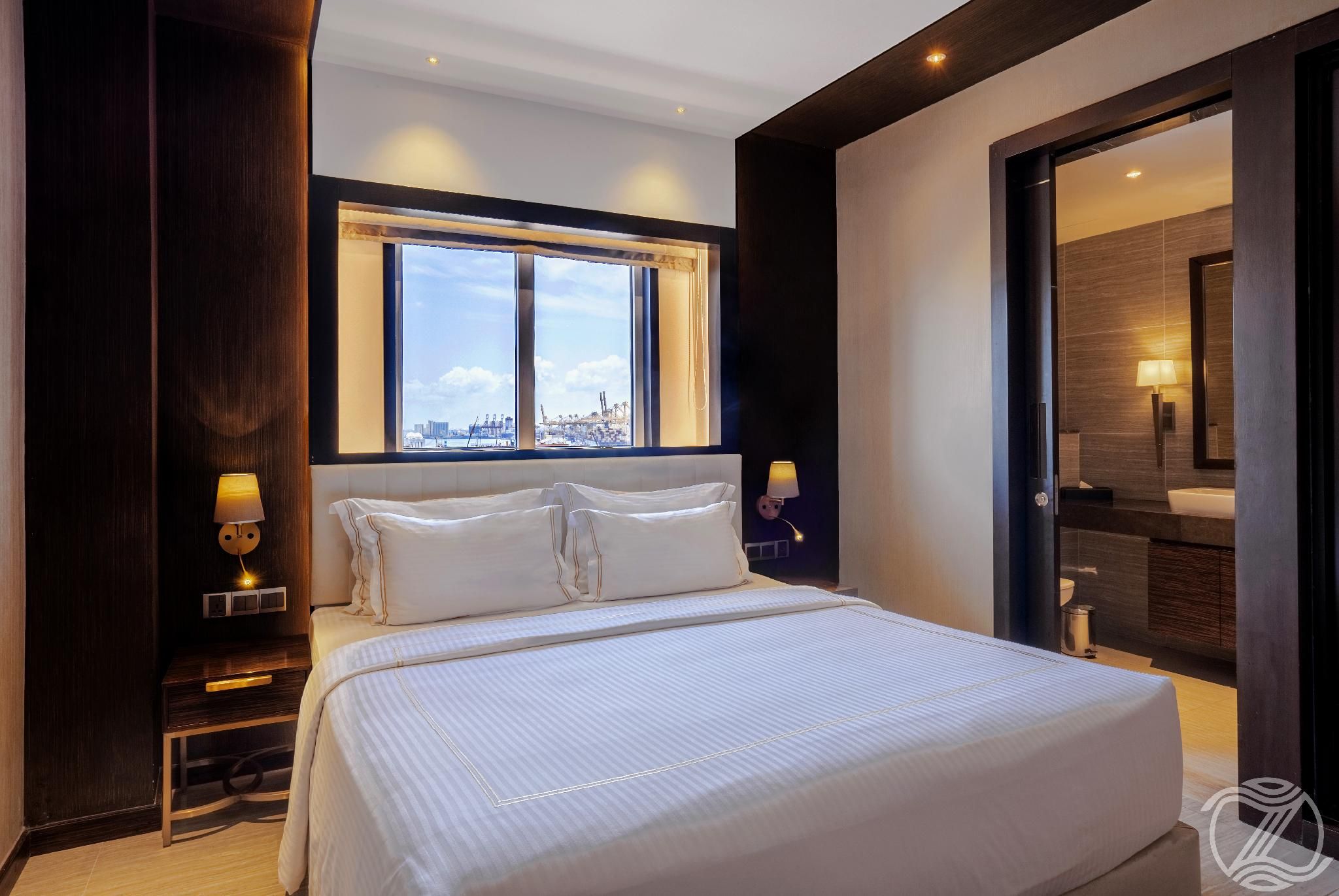 Zest Metropole Deluxe Double Room 10