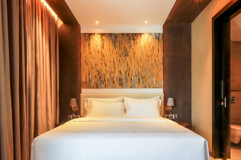 Zest Metropole Deluxe Double Room 7