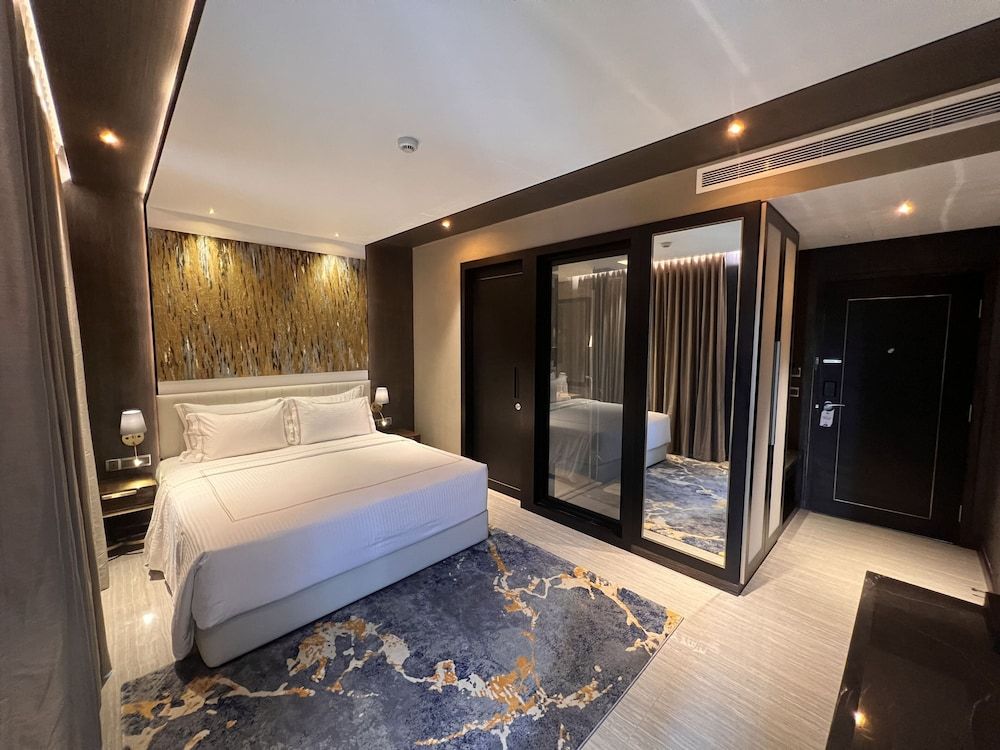 Zest Metropole Deluxe Double Room