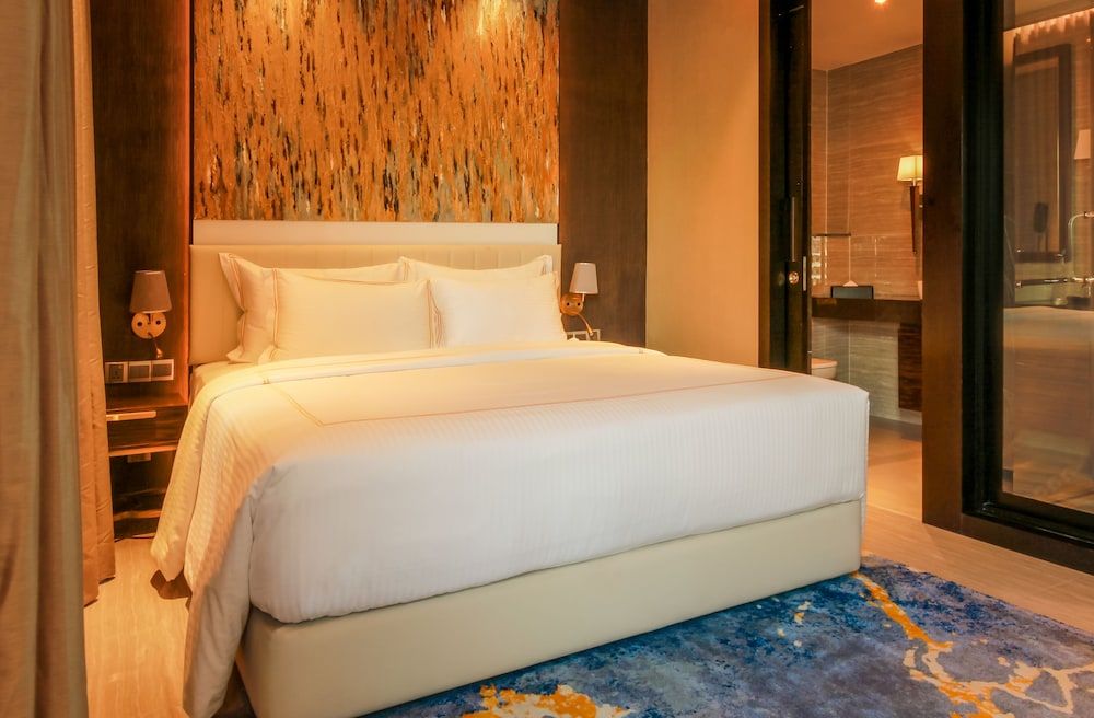 Zest Metropole Deluxe Double Room 4