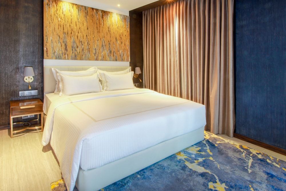 Zest Metropole Deluxe Double Room 5