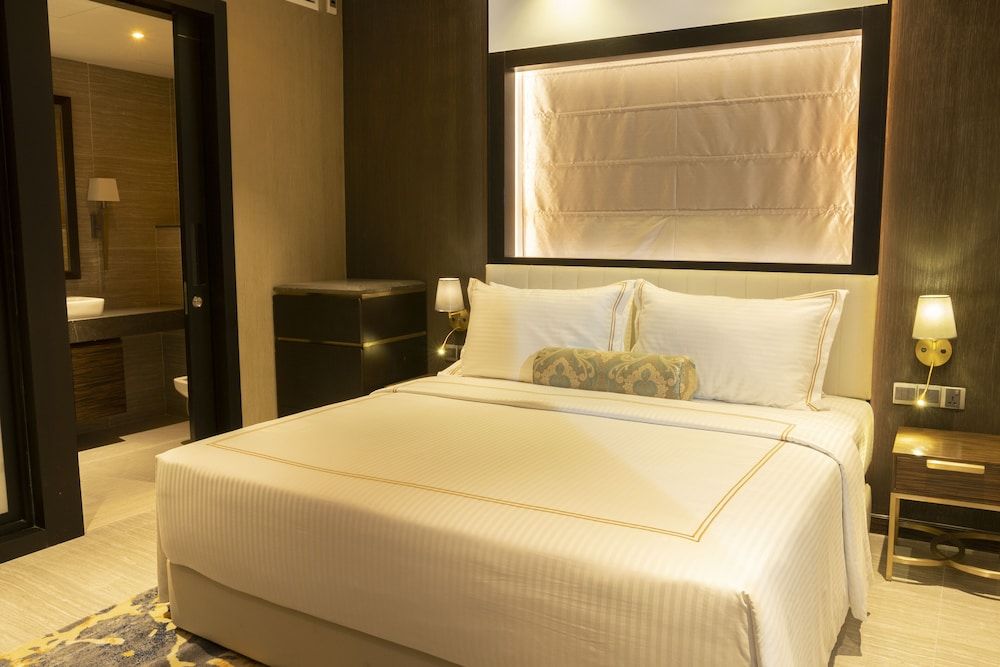 Zest Metropole Deluxe Double Room 8