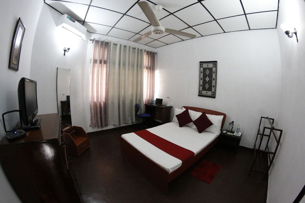 Oasis Colombo Deluxe Double Room 3