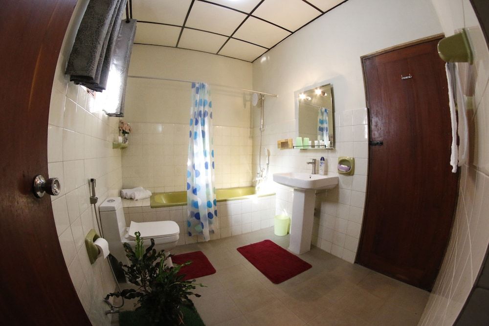 Oasis Colombo Deluxe Triple Room 6