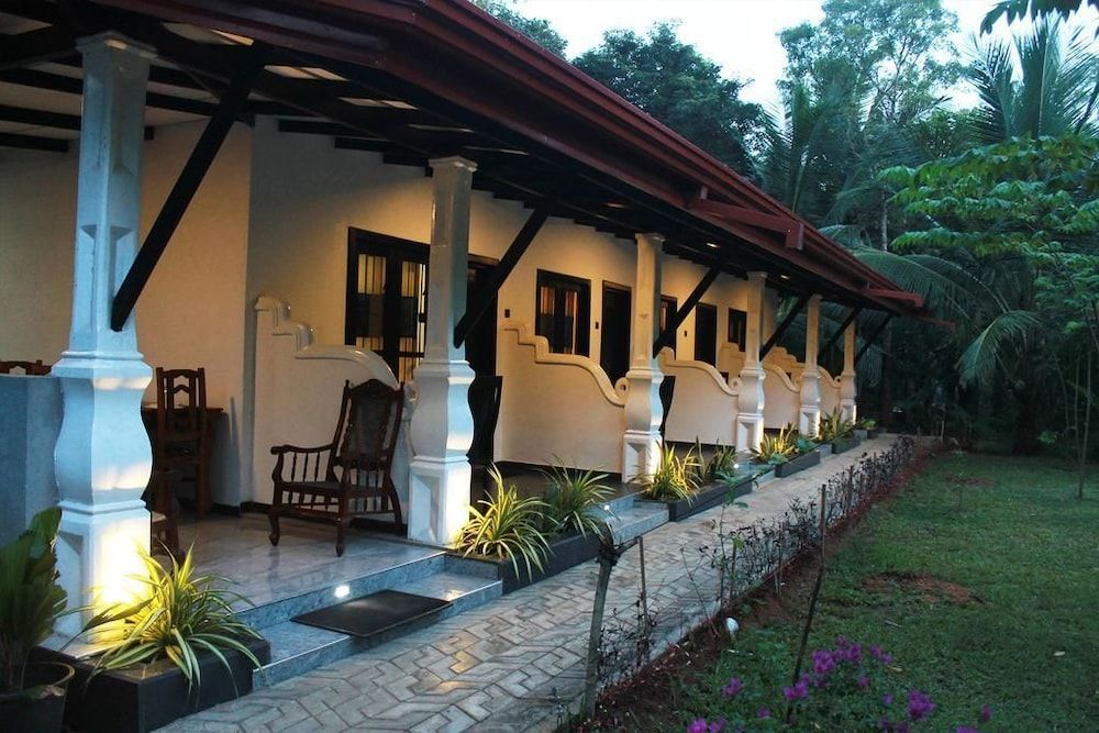 Amron Resort Sigiriya Classic Quadruple Room 10