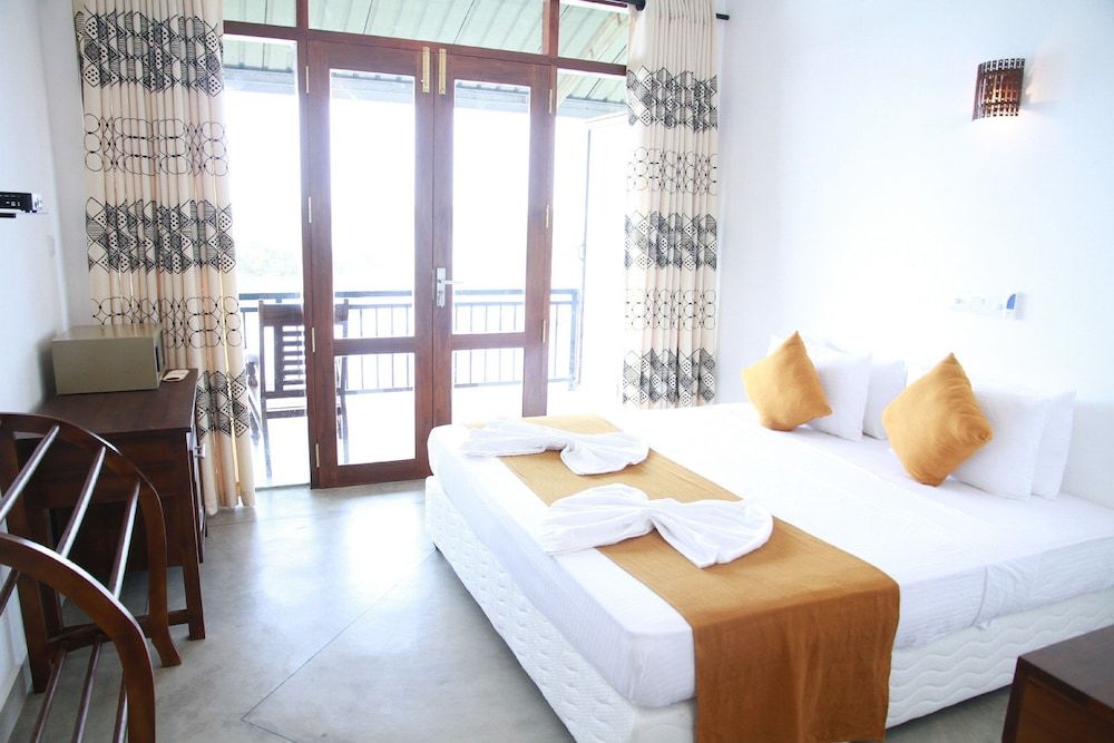Sanu Lagoon Resort & Spa Deluxe Double Room, Lagoon View, Poolside 2