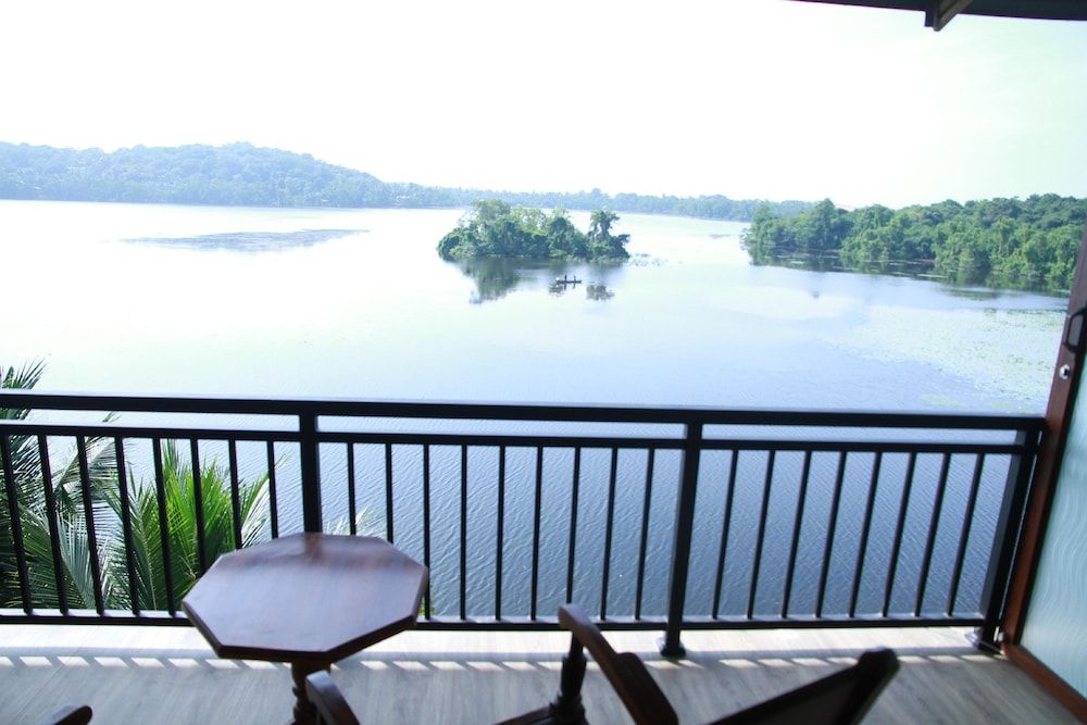 Sanu Lagoon Resort & Spa Deluxe Double Room, Lagoon View, Poolside 5