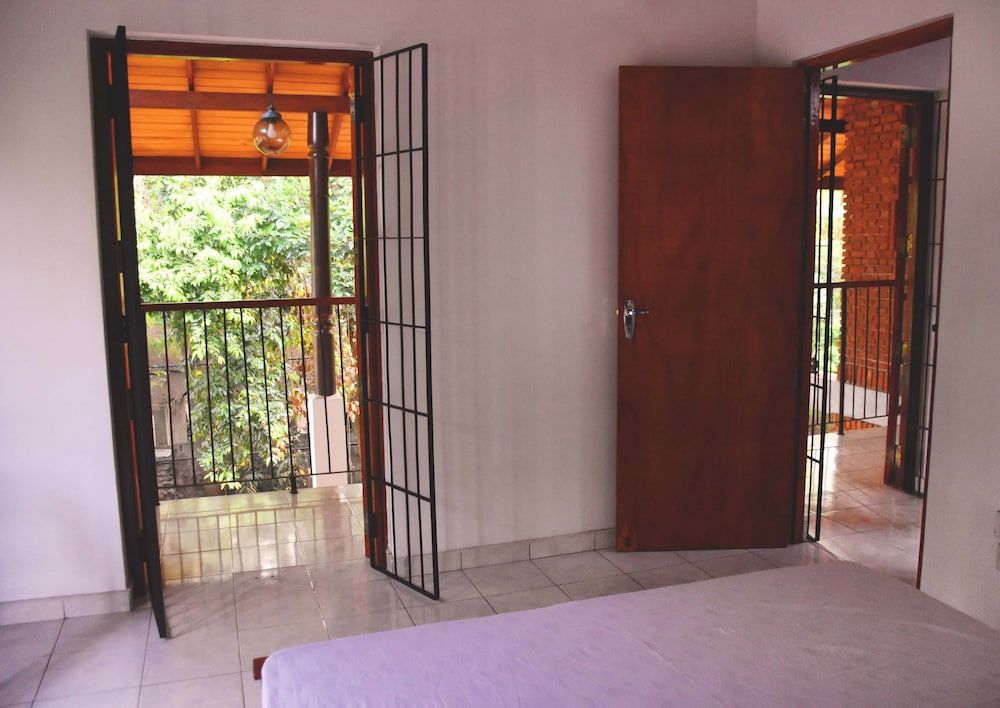 Ceylon Hostel - Colombo Int Airport Deluxe Double Room, 1 Queen Bed, Non Smoking 3