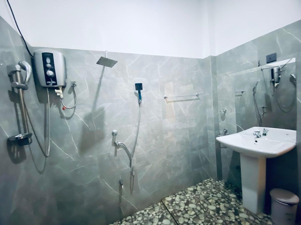 Vimanra Hotel Deluxe Double Room, Mixed Dorm, Non Smoking, Pool View 5