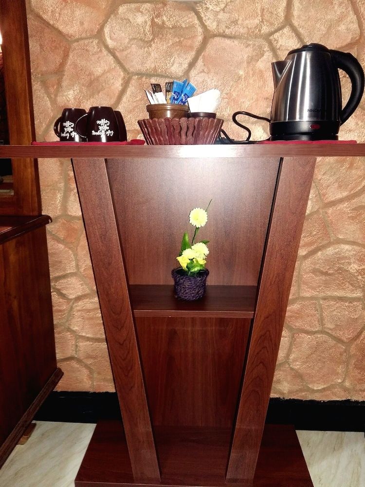 The Summer Resort Family Room 8