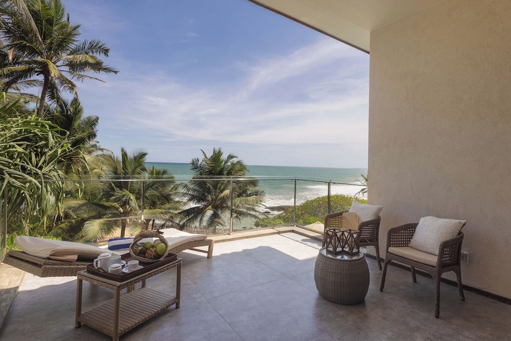 Villa Blu Master Suite with Bathtub 6