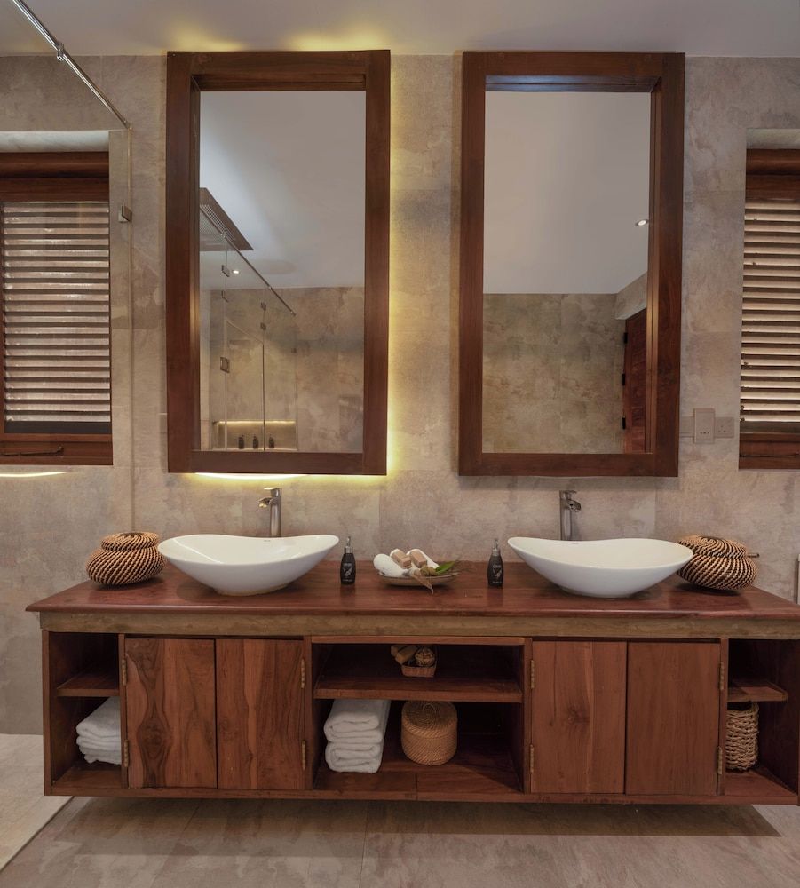 Villa Blu Master Suite with Bathtub 8