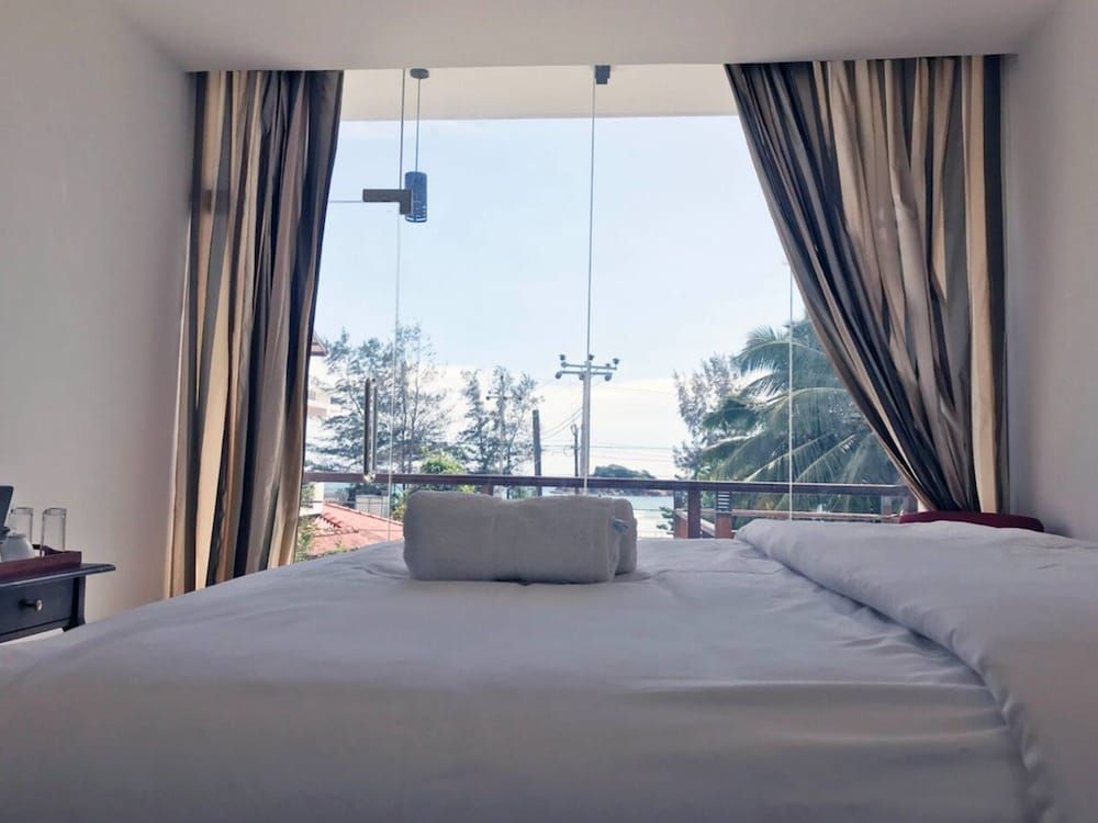 Bayfront Deluxe Room 12