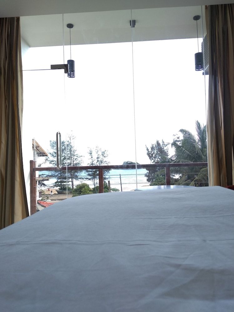 Bayfront Luxury Room 2