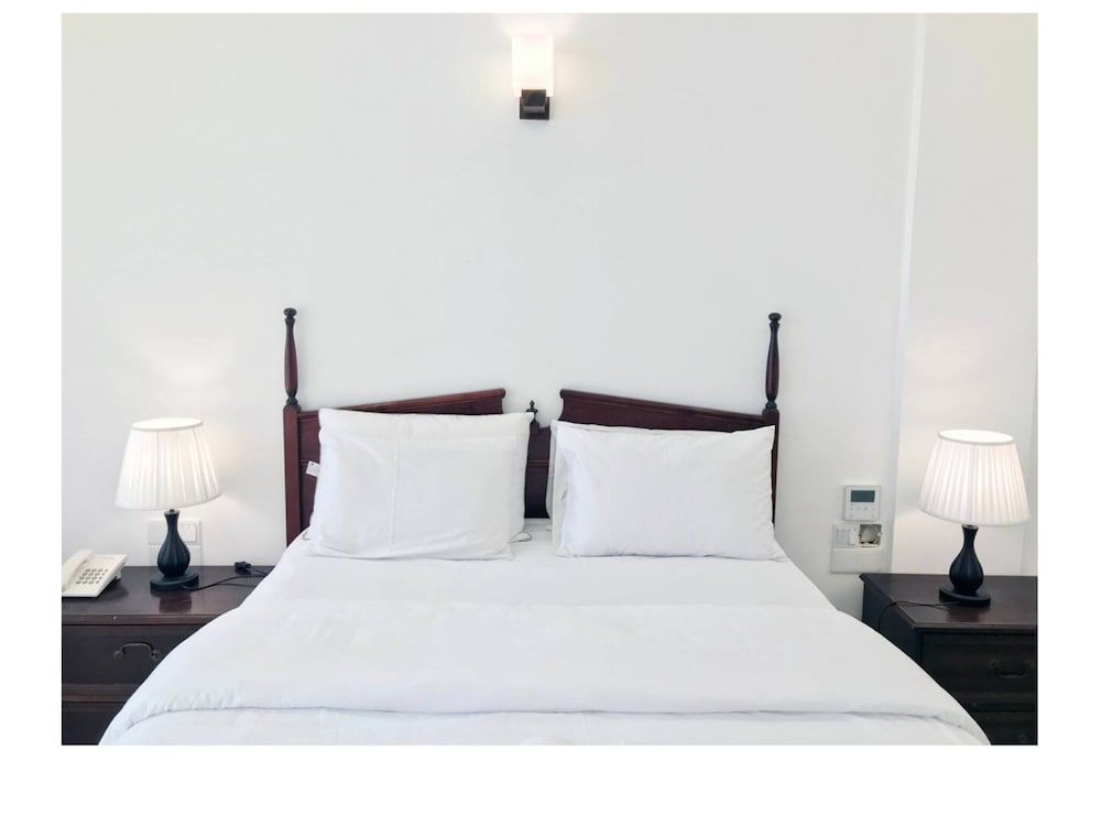 Bayfront Deluxe Room 8