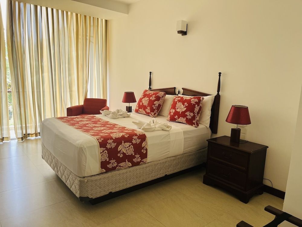 Bayfront Luxury Room 12