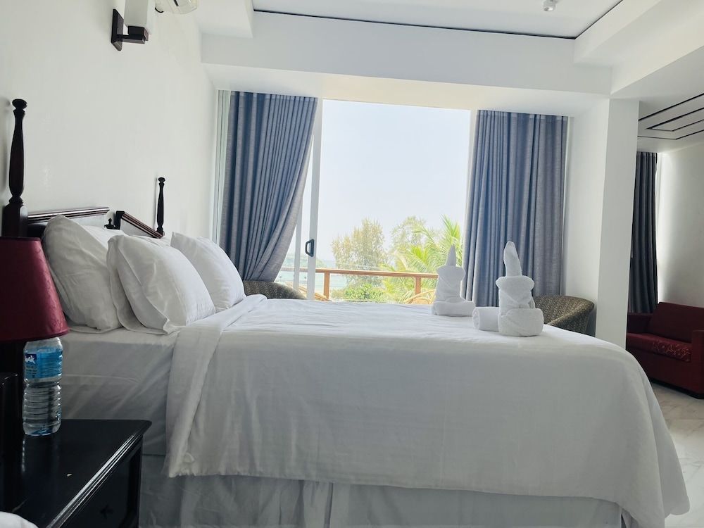 Bayfront Luxury Room 10