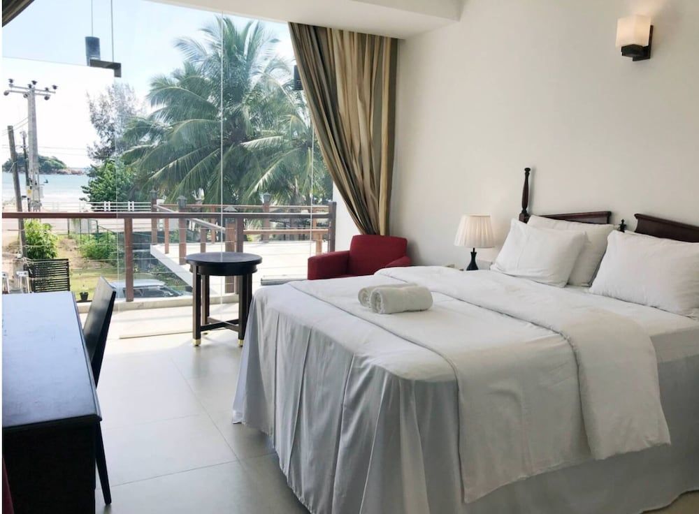 Bayfront Deluxe Room 14